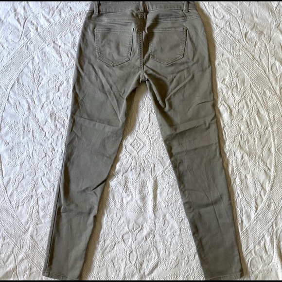 Like-New Light Olive Skinny Pants/Jeans - Picture 4 of 5